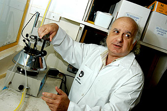 O professor Matthieu Tubino, do IQ, coordenador da linha de pesquisa: método simples e de baixo custo 