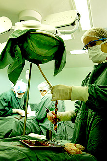 Enfermeira retira sangue de cordão umbilical após parto realizado no Hospital de Sumaré: procedimento já soma 20 anos