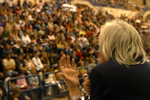 Ferreira Gullar durante conferência presenciada por cerca de cinco mil pessoas no Ginásio Multidisciplinar da Unicamp, no16º Cole, em julho de 2007: evento é o maior do gênero no país.  (Foto: Antonio Scarpinetti)