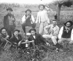 Grupo de italianos na zona rural de Campinas, em 1911: até 1913, mais de 1,2 milhão de imigrantes chegaram ao Brasil; por volta de 1950, houve uma retomada de certa intensidade no fluxo