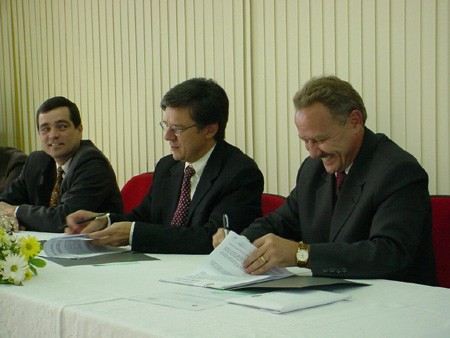 O reitor Brito Cruz (centro) e Fernando Meneguetti (à direita), presidente da Steviafarma (Foto: Neldo Cantanti )