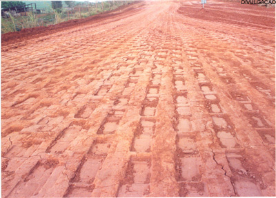Uma das fotografias do engenheiro Ismar Curi expostas na Galeria de Arte da Unicamp: paisagem árida ganha dimensão poética