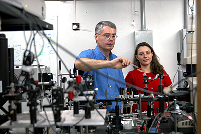O professor Carlos Lenz Cesar, do Laboratório de Aplicações de Lasers, e Adriana Fontes, a aluna premiada: sistema de pinças ópticas em microscópio (Foto: Antoninho Perri)