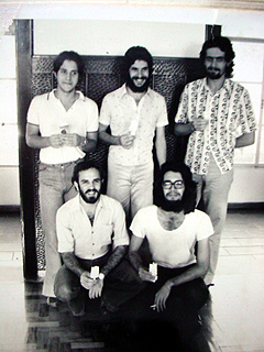 Na época da prisão: em pé, da esquerda para a direita, Gallo, Salazar e Trevisan; agachados, Goldemberg (esq.) e Ganzarolli (Foto: Divulgação)