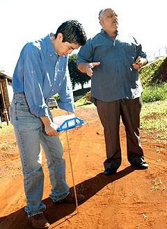 Os pesquisadores Claudio Kiyoshi Umezu e Nelson Luis Capelli, responsável pelo Laboratório de Instrumentação e Controle da Feagri, com o PNT 2000: atalho (Foto: Antoninho Perri)