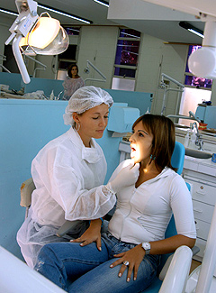 A cirurgiã-dentista Daiane Cristina Peruzzo, ao lado de paciente: presença de componentes é capaz de reduzir a carga bacteriana (Foto: Antoninho Perri)