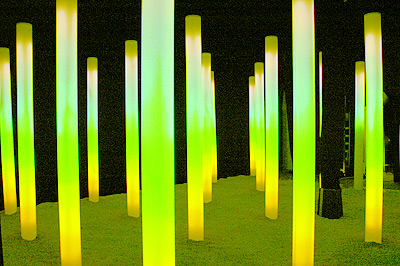 Instalação em Zurique: colunas de luzes dão forma aos cenários e circuito que acende e apaga as estruturas é controlado por um conjunto de neurônios artificiais