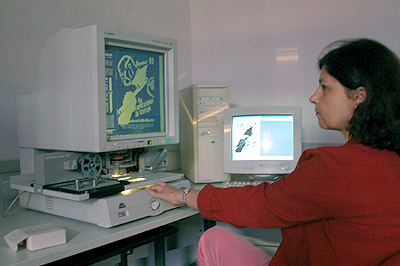 Ema Maria Franzoni, supervisora do Setor de Atendimento, na leitora e digitalizadora de microfilmes: "O usuário não precisará se deslocar" (Foto: Antoninho Perri)