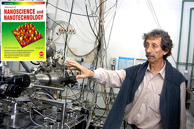 O professor Fernando Alvarez, do Instituto de Física da Unicamp, e a capa da revista  (destaque): técnica original (Foto: Antoninho Perri)