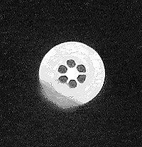 Fibra fotônica com seis furos com laser transmitido no núcleo (Foto: Divulgação) 