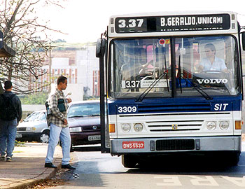Ônibus do sistema de transporte coletivo urbano de Campinas: poder público fica na dependência de  informações passadas pelos operadores para calcular a tarifa (Foto: Antoninho Perri)