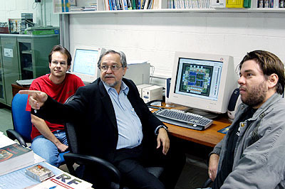 O professor Luiz Carlos Kretly com seus orientados em laboratório do Departamento de Microondas e Óptica: festejando  o lote de circuitos integrados fundidos na Áustria (detalhe) (Foto: Antoninho Perri)