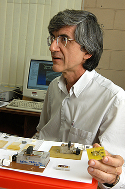 O professor Luiz Otávio Saraiva Ferreira, coordenador das pesquisas: projeto  de defletor de raios laser miniaturizado já possui patente internacional (Fotos: Antoninho Perri/Divulgação)