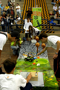 Equipes apresentam inventos no Ginásio Multidisciplinar da Unicamp: jovens desenvolvem soluções criativas para apagar o foco de incêndio na floresta (Fotos: Antoninho Perri)