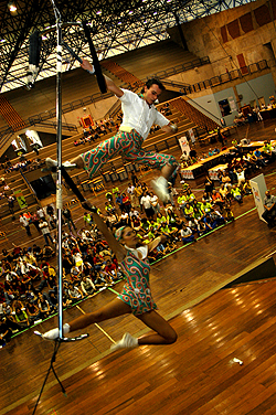 Apresentação de trapezistas: festa da ciência (Foto: Antoninho Perri)