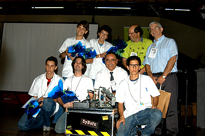A equipe  vencedora, do COC de Ourinhos, com o astrofísico Orlando Naranjo (agachado), e os professores Marcelo Firer (de camiseta verde), coordenador do evento, e Fernando Costa (à dir.), coordenador geral da Unicamp (Fotos: Antoninho Perri)