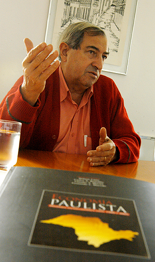 O professor Wilson Cano, que coordenou as pesquisas e é um dos autores e organizadores do livro: quase 100 anos de história econômica do Estado de São Paulo (Foto: Antoninho Perri)