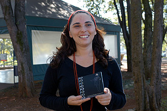 Anabela Leandro, cantora, percussionista e uma das fundadoras do Cupinzeiro: pesquisa e divulgação do samba (Foto: Antônio Scarpinetti)