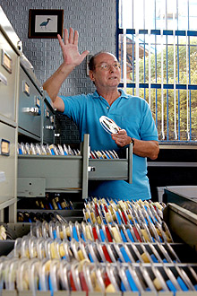 O professor e ornitólogo Jacques Vielliard, do Instituto de Biologia, e as fitas que serão digitalizadas: registros de cerca de mil pássaros 