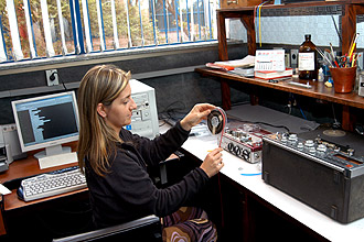 Milena Cristina Corbo trabalha na digitalização de fitas em laboratório do Instituto de Biologia: acervo é o quinto maior do gênero no mundo (Foto: Antoninho Perri)