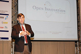 O professor Henry Chesbrough, da Universidade da Califórnia, durante seminário em São Paulo: modelo de inovação aberta passou a sustentar um novo paradigma ( Foto: Divulgação) 