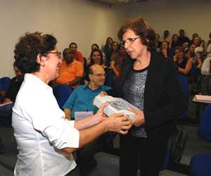 Aparecida Lúcia da Costa Mansur (à direita), que está há 45 anos na Unicamp, é homenageada por funcionários da DGA: clip, documentos e álbum de fotos (Foto: Walter Anciloto)