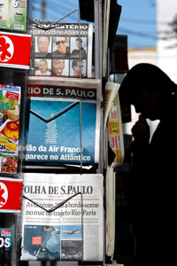 Jornais expostos em banca na Avenida Paulista, em São Paulo, noticiam o acidente com o voo 447 da Air France . (Foto:EDUARDO KNAPP/ FOLHA IMAGEM)