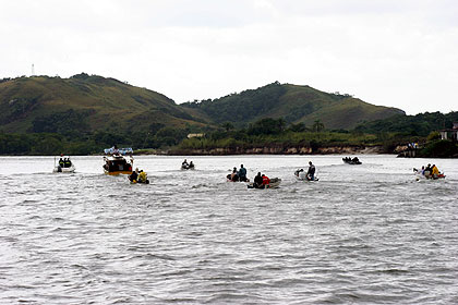 Pescadores no Rio Ribeira do Iguape, nas proximidades da foz:  região será alvo de pesquisas  (Foto: Antonio Scarpinetti)