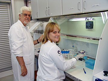 A cirurgiã-dentista Vivian Fernandes Furletti e o professor José Francisco Höfling, um dos orientadores da pesquisa: microrganismos podem superar as defesas do hospedeiro (Foto: César Maia)