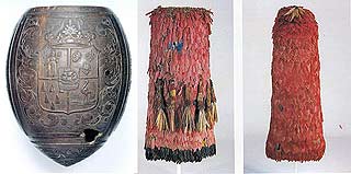 À esquerda, coco entalhado com imagens do brasão de Nassau e a vista da cidade de Recife simbolizando a aliança com os indígenas; à direita, mantos de penas vermelhas, pertencentes ao Museu Nacional da Dinamarca (Fotos: Reprodução)