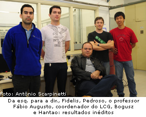 Da esq. para a dir., Fidelis, Pedroso, o professor Fábio Augusto, coordenador do LCG, Bogusz e Hantao: resultados inéditos. (Foto: Antonio Scarpinetti)