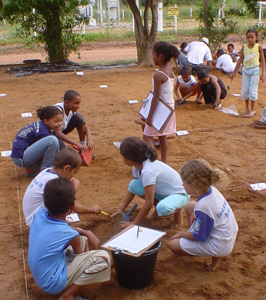 Estudantes da rede pública do município de Peixe, no estado de Tocantins, em trabalho de campo: primeiros passos