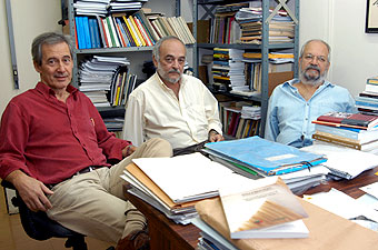 Os professores Pedro Goergen, José Luís Sanfelice e José Claudinei Lombardi, da Faculdade de Educação: conversas de corredor inspirando o livro (Foto: Antonio Scarpinetti)