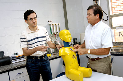 O engenheiro Alexandre Fonseca Jorge e o professor Celso Arruda: boneco será usado em testes de cadeiras para transporte de crianças (Foto: Antoninho Perri)