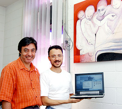 O professor Jônatas Manzolli e Fábio Furlanete, no NICS: ferramenta computacional com características inéditas (Foto: Antonio Scarpinetti)
