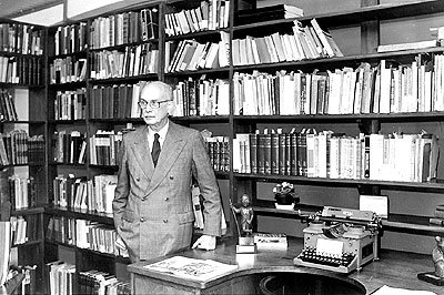 O crítico Antonio Candido na biblioteca de seu pai, doada à Unicamp: escalando o time de professores de Teoria Literária (Fotos: Cedae-IEL/Unicamp)