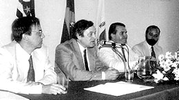 Rodolfo Ilari ao microfone,ladeado por Francisco Hardman e Vogt em sua posse como diretor em 91