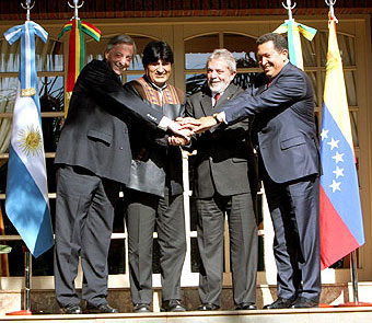 Os presidentes da Argentina, Bolívia, Brasil e Venezuela simulam pacto de paz em Puerto Iguazú  (Foto: Rodrigo Paiva/Folha Imagem)