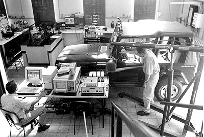 Análise de retrovisores no Departamento de Projeto Mecânico, com os professores Milton Dias Júnior e Robson Pederiva, em 1988 (Foto: Antoninho Perri)