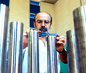 O atual diretor Anselmo Eduardo Diniz em laboratório (Foto: Antoninho Perri)