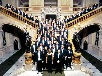 O corpo de 115 músicos da Orquestra Sinfônica do Teatro Municipal de São Paulo em 2004: 32 violinos, 14 violas, 12 violoncelos, 9 contrabaixos, 5 flautas, 5 oboés, 5 clarinetes, 5 fagotes, 8 trompas, 5 trompetes, 5 trombones, 1 tuba, 1 tímpanos, 6 percussão, 1 harpa, 1 piano e celesta (Foto: Antoninho Perri)