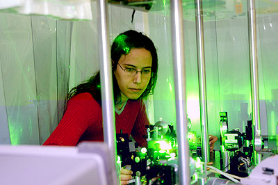 A doutoranda Giovana Trevisan Nogueira: integrando as pesquisas do Grupo de Lasers e Aplicações (Foto: Antoninho Perri)