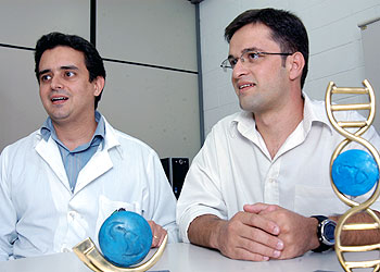 José Barreto Campello Carvalheira e Josenilson Campos de Oliveira: corrigindo e neutralizando o efeito danoso nas células cancerígenas (Foto: Antoninho Perri)