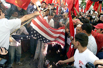 Manifestantes queimam a bandeira americana em frente do consulado dos EUA em São Paulo, em 2001: os “antiglobalização” agora se dizem “alter-globalistas”(Foto: Patrícia Santos/Folha Imagem )