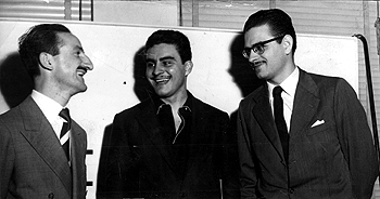 Décio Pignatari (à esquerda), Ronaldo Azeredo e Augusto de Campos, em foto de 1956, ano em que o concretismo foi lançado na Exposição Nacional de Arte Concreta, realizada no Museu de Arte Moderna de São Paulo (Foto:Folha Imagem)