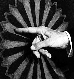 Detalhe do toque de Jung que elogiou o trabalho de Nise da Silveira em congresso na Suíça, em mandala feita no ateliê de pintura do hospital. (Foto: Almir Mavignier)