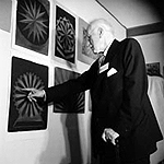 Jung que elogiou o trabalho de Nise da Silveira em congresso na Suíça, toca em mandala feita no ateliê de pintura do hospital. (Foto: Almir Mavignier)