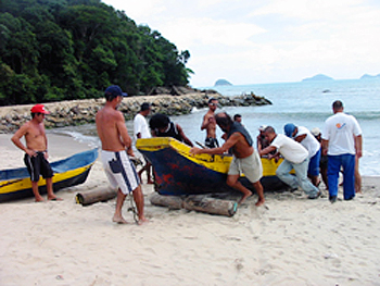 Pescadores na cidade paulista de São Sebastião (Foto: Divulgação)