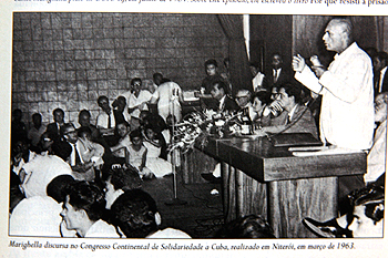 Carlos Marighella discursa no Congresso Continental de Solidariedade a Cuba, em Niterói, em 1963: exemplo de mudança de postura