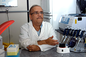 O professor e médico reumatologista Ibsen Bellini Coimbra, coordenador das pesquisas: resultados preliminares indicam que células viram condrócitos (Foto: Antoninho Perri)